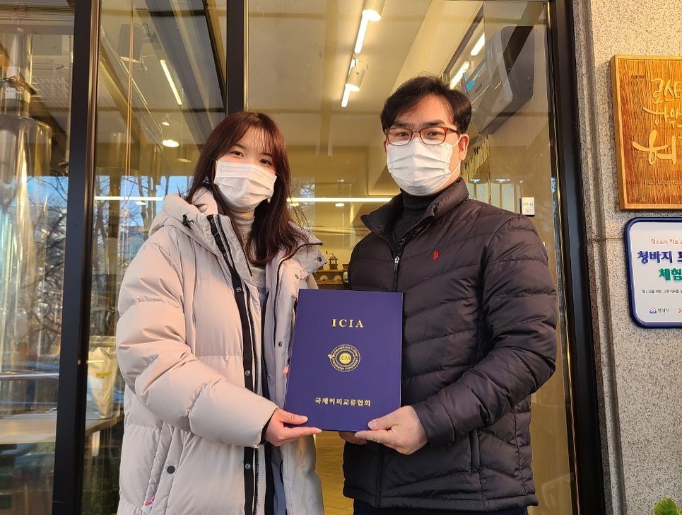 자난 12월 4일 신입 심사위원 간담회 행사를 가졌습니다.