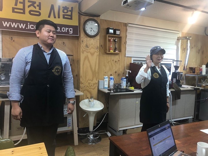 홍대 일용할 커피가 협회 가입 후 첫 레벨1 평가가 있었습니다. 함께 하게되어 반갑습니다.
