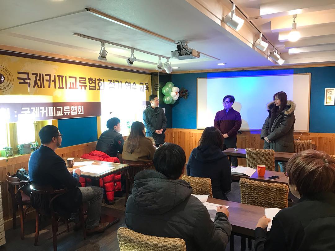 오늘 협회에 새롭게 가입하신 분들과 임직원들을 대상으로 연수가 있었습니다 ^^