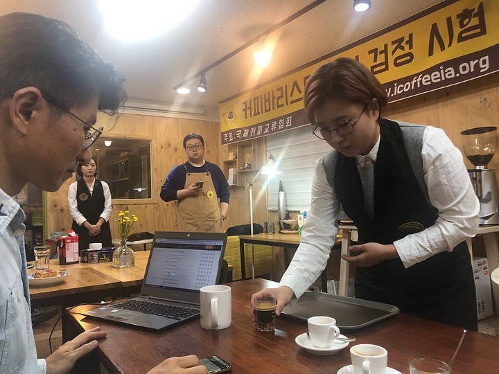 홍대 일용할 커피가 협회 가입 후 첫 레벨1 평가가 있었습니다. 함께 하게되어 반갑습니다.