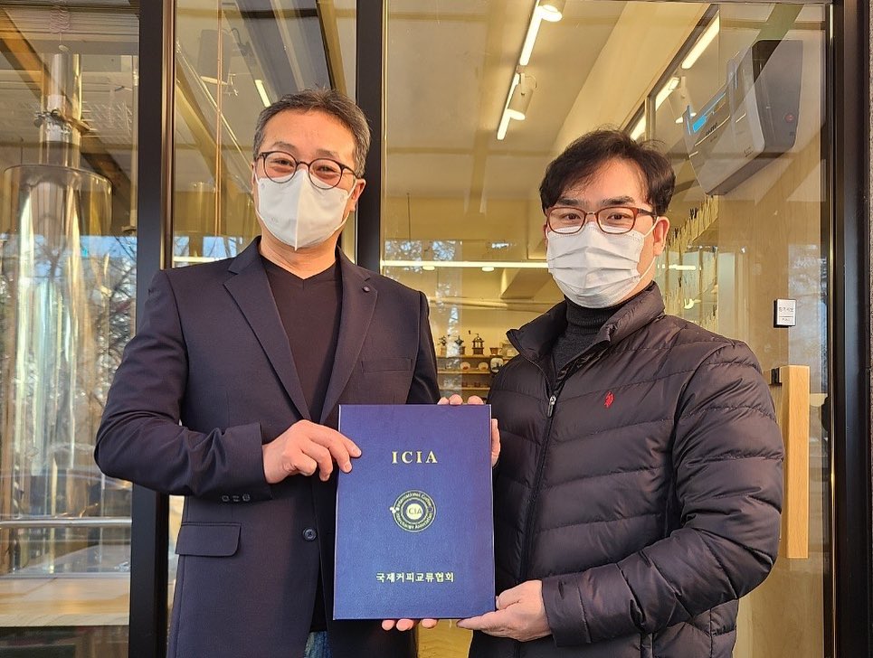 자난 12월 4일 신입 심사위원 간담회 행사를 가졌습니다.