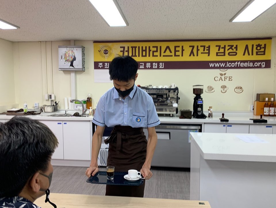 9월6일 서울 선사고등학교 특수학급에서 바리스타검정이 이루어졌습니다. covid-19로 인해서 우여곡절이 많았지만 그래도 끝까지 포기하지않고 연습하여서 모두...