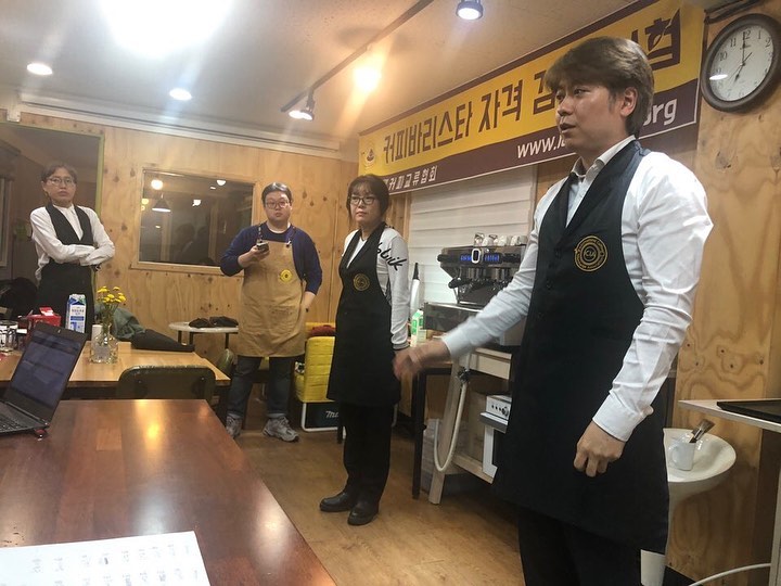 홍대 일용할 커피가 협회 가입 후 첫 레벨1 평가가 있었습니다. 함께 하게되어 반갑습니다.