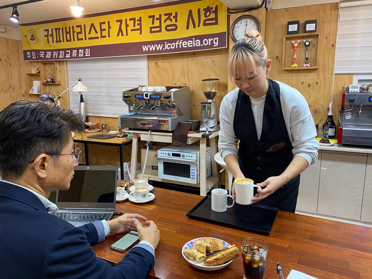 홍대 일용할 커피가 협회 가입 후 첫 레벨1 평가가 있었습니다. 함께 하게되어 반갑습니다.