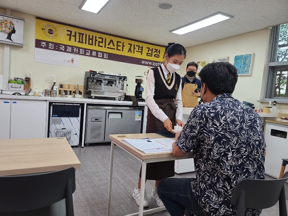 9월6일 서울 선사고등학교 특수학급에서 바리스타검정이 이루어졌습니다. covid-19로 인해서 우여곡절이 많았지만 그래도 끝까지 포기하지않고 연습하여서 모두...