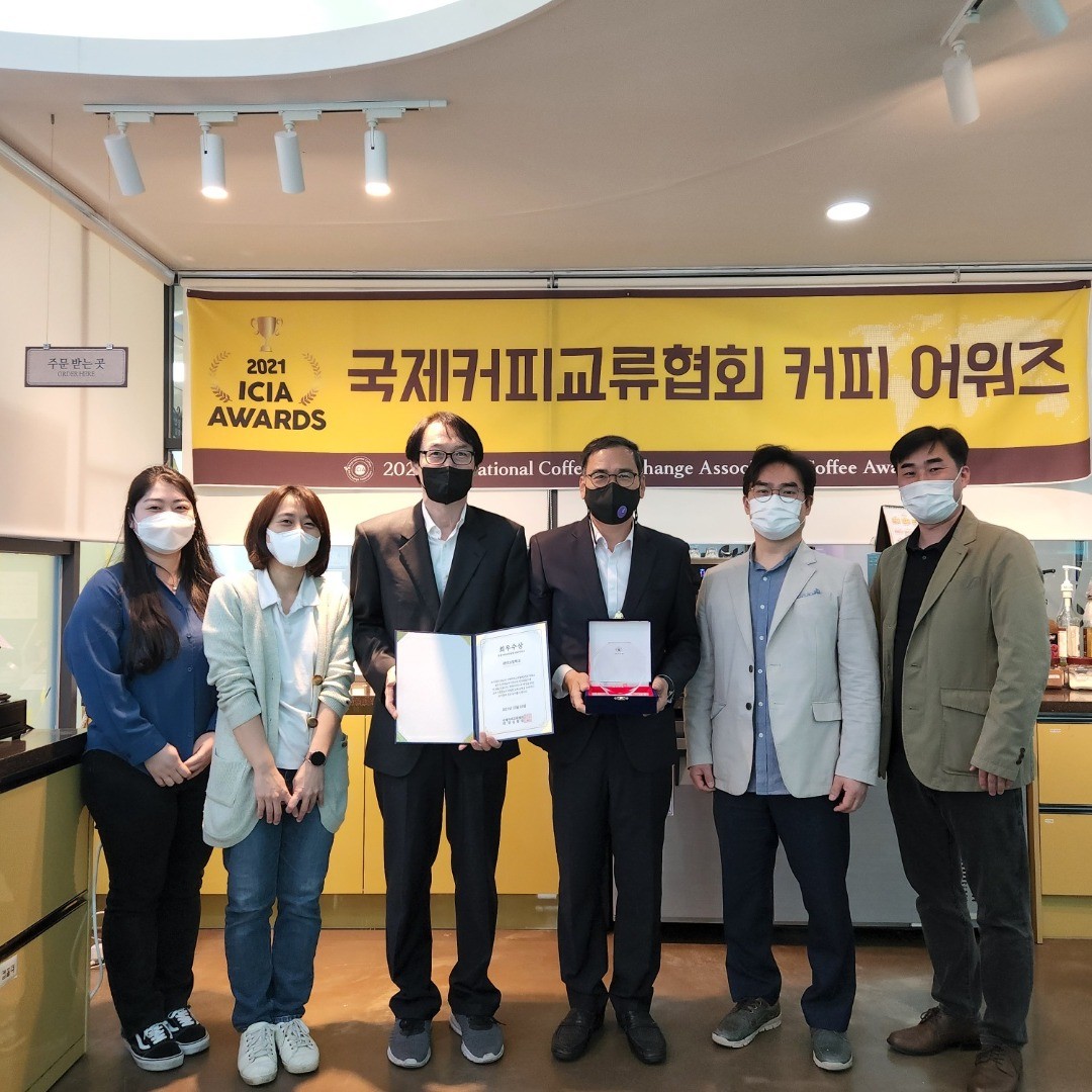 [2021년도 국제커피교류협회 커피 어워즈 수상] 지난 2021년 말, 협회 협력 기관 중 영등포에 위치한 관악고등학교가 모범적인 교육 기관으로 선정되었습니...