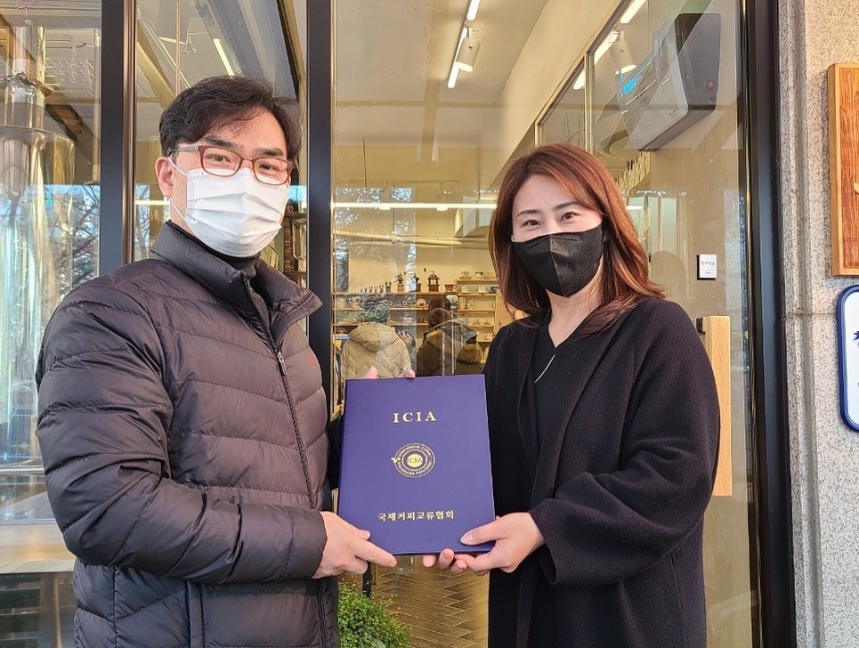 자난 12월 4일 신입 심사위원 간담회 행사를 가졌습니다.