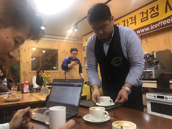 홍대 일용할 커피가 협회 가입 후 첫 레벨1 평가가 있었습니다. 함께 하게되어 반갑습니다.