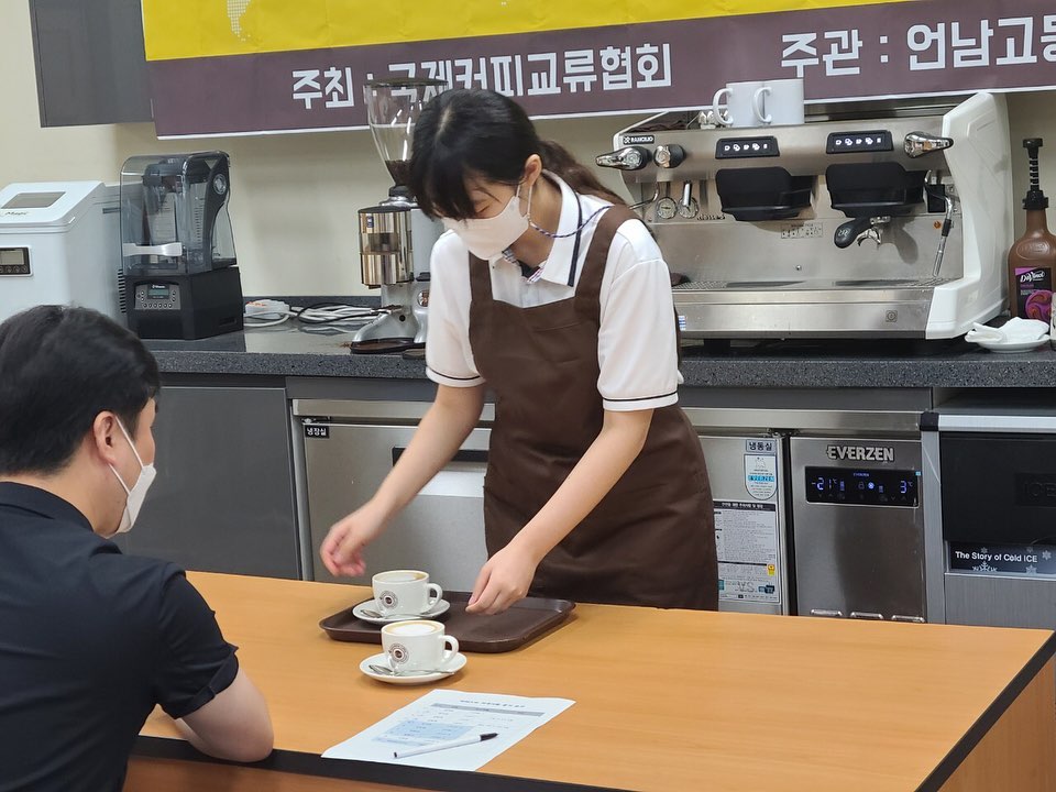 오늘 서울 언남고등학교에서 바리스타 검정이 있었습니다. 모두 열심히 연습한 만큼 좋은 결과 있길 기대합니다. ^^